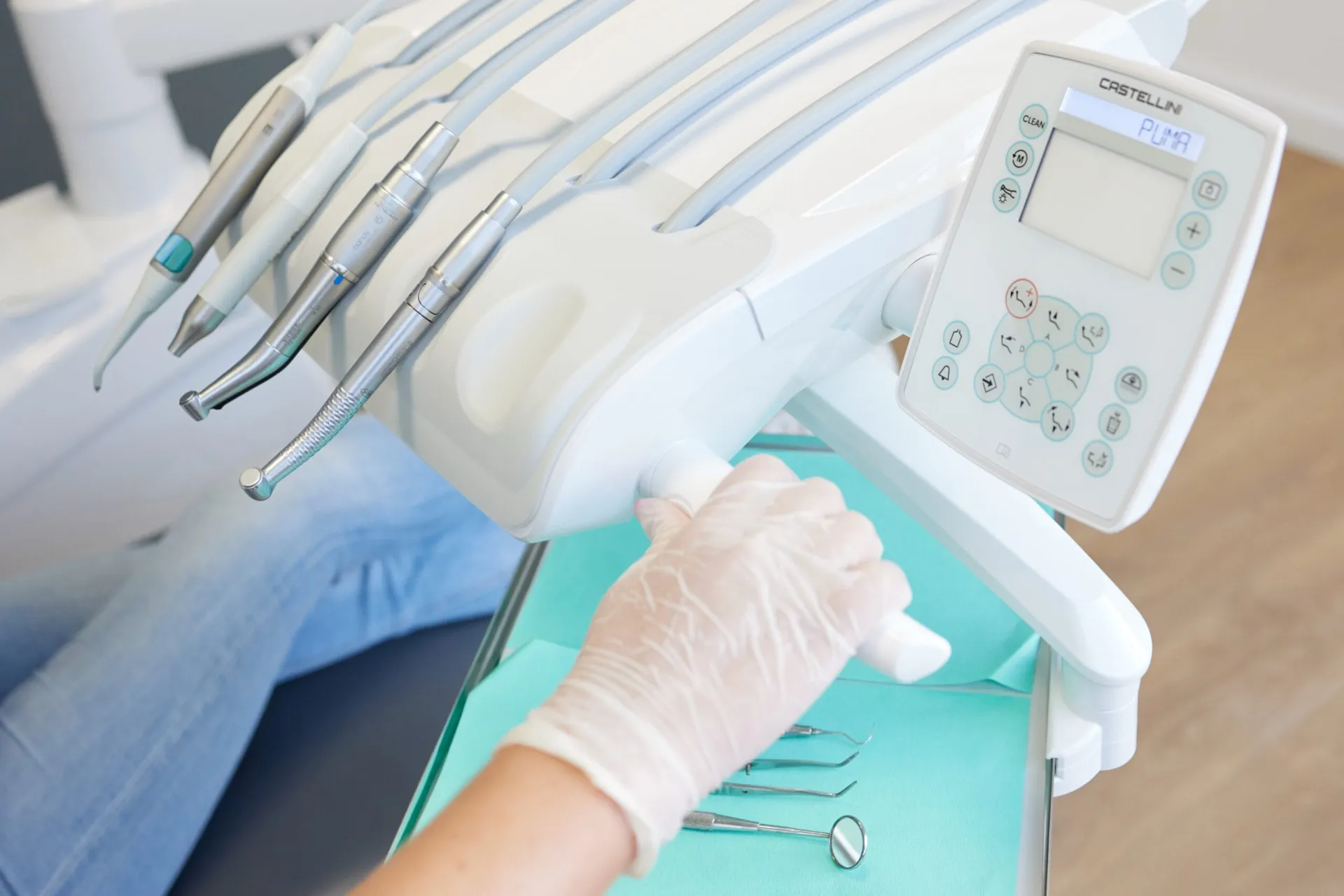 Instrumental preparado en la unidad dental de Clínica Dental Balaídos
