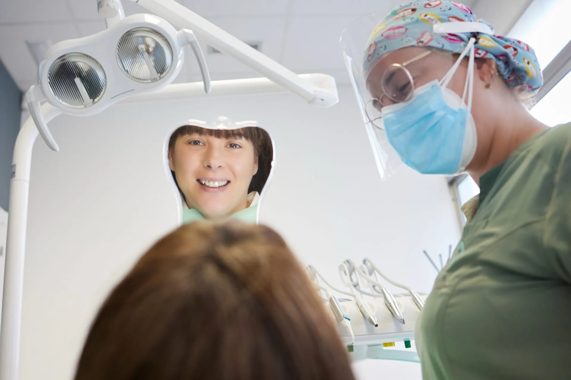 Paciente sonriendo en el sillón de Clínica Dental Balaídos durante una revisión