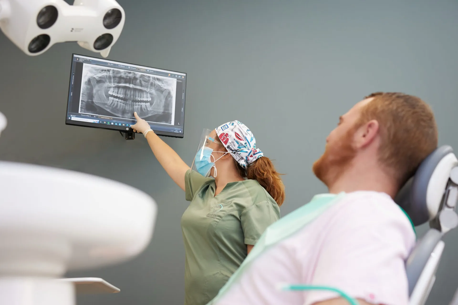 Doctora de Clínica Dental Balaídos explicando a un paciente su radiografía panorámica