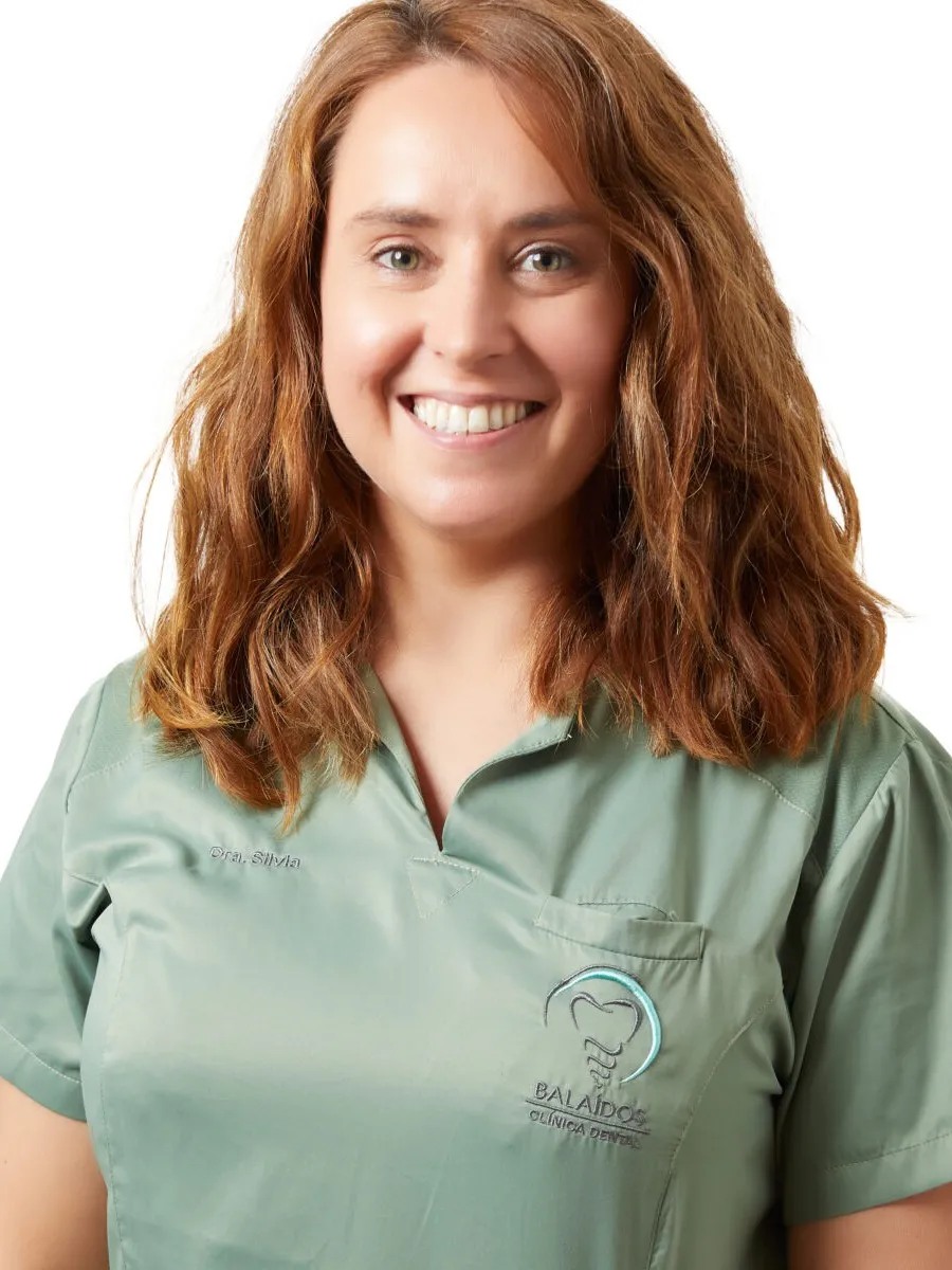 Retrato de la Dra. Silvia Fonseca, de Clínica Dental Balaídos, con el uniforme de la clínica