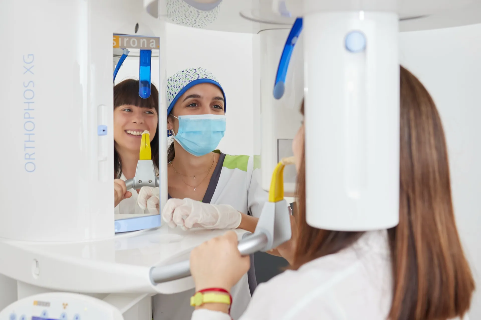 Paciente realizándose una radiografía panorámica en el ortopantomógrafo de Clínica Dental Balaídos